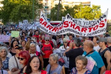 Un millar de personas clama contra los cortes de luz en Sevilla, que se extienden a nuevos barrios