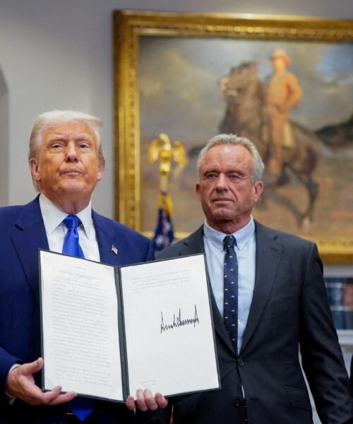 Trump insta a las farmacéuticas a bajar los precios de los medicamentos y subirlos en el extranjero para compensar las pérdidas