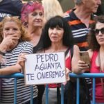 Dos ‘metaleras’ en Ferraz para ver al PSOE telonear a Iron Maiden