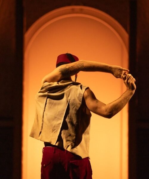 Sidi Larbi Cherkaoui en el Grec:  baile, sacrificio, cuscús y banderas palestinas sangrantes