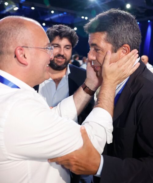Mazón saca pecho tras el congreso del PP, pero el público no olvida y pide su dimisión en un concierto de Rigoberta Bandini