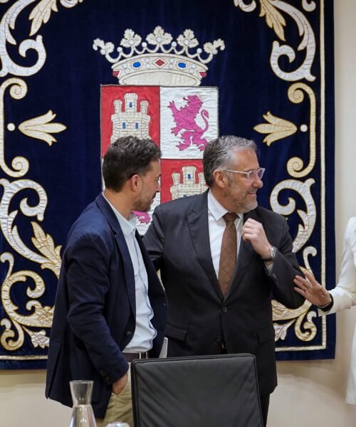 Las Cortes de Castilla y León reclaman a Mañueco que les pague 11,6 millones de euros y revelan un documento confidencial