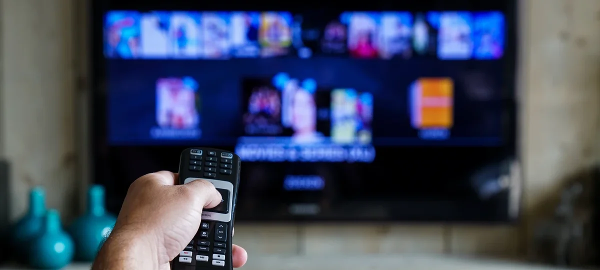 ¿Por qué la tele se enciende sola? El curioso motivo que lo explica (y no son los fantasmas de tu casa)