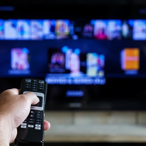 ¿Por qué la tele se enciende sola? El curioso motivo que lo explica (y no son los fantasmas de tu casa)