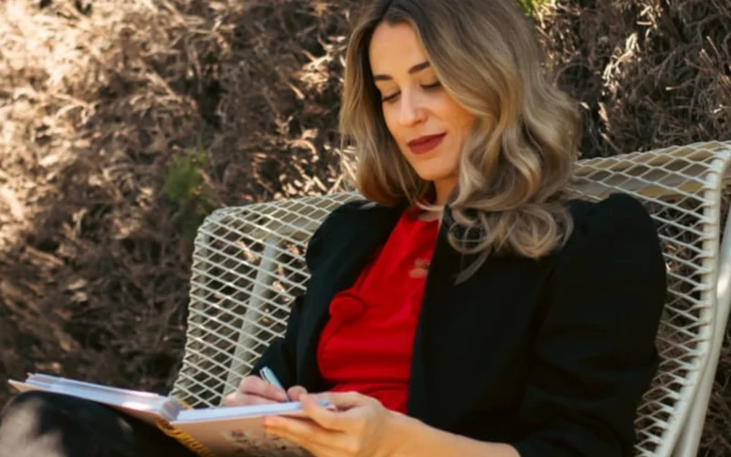 Ángela Fernández Torres debuta como autora con una obra que transforma el bienestar personal