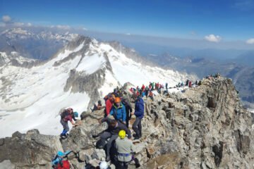 Colas en el Aneto y récord de rescates, el boom del montañismo inunda de aficionados el Pirineo: «Si te gusta la montaña no vas ahí»