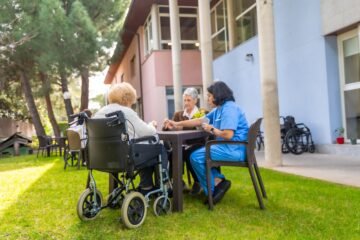 La Comunidad de Madrid elimina la ratio mínima de personal de limpieza necesario en los nuevos contratos de residencias concertadas