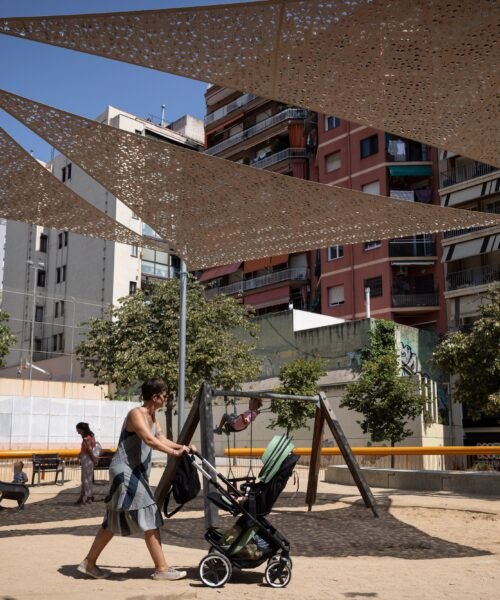 Barcelona certifica que los toldos instalados en parques y escuelas bajan la temperatura hasta cuatro grados   