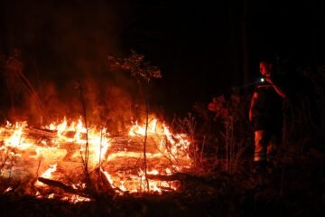 El gran incendio del sur de Francia sigue avanzando, pero pierde intensidad: “Estamos ante una jornada decisiva”