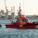 Desembarcan en Lanzarote por razones humanitarias 49 polizones que viajaban en un barco procedente de Dakar