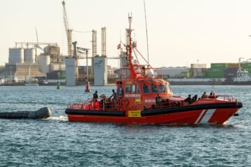 Desembarcan en Lanzarote por razones humanitarias 49 polizones que viajaban en un barco procedente de Dakar