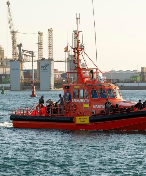 Desembarcan en Lanzarote por razones humanitarias 49 polizones que viajaban en un barco procedente de Dakar