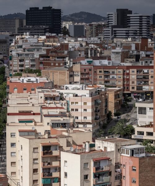 El alcalde de L’Hospitalet responde a las dos influencers: “Hacemos barrio, con más historias de superación de las que caben en un vídeo cutre de TikTok”