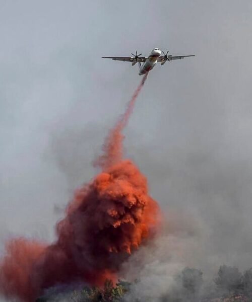 Un muerto y nueve heridos en un violento incendio en el sur de Francia que ha arrasado 13.000 hectáreas