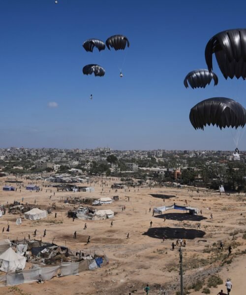 La ayuda que Europa lanza a Gaza desde el aire, “ineficiente” y “cosmética”