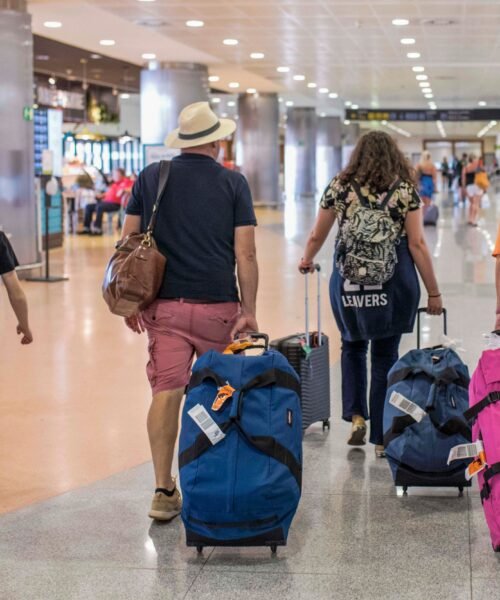 Un menor que viajaba a Londres acaba en Italia al despistarse de su familia en el aeropuerto de Menorca