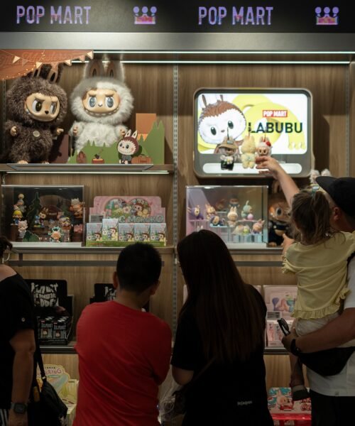 Los monstruos Labubu se adueñan del centro de Barcelona: “Hemos gastado 700 euros, pero creo que es una inversión”