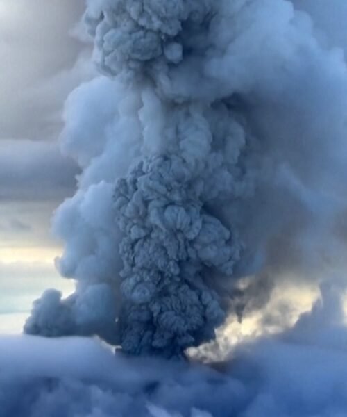 El volcán Krasheninnikov entra en erupción por primera vez en 600 años, tras el terremoto en Rusia