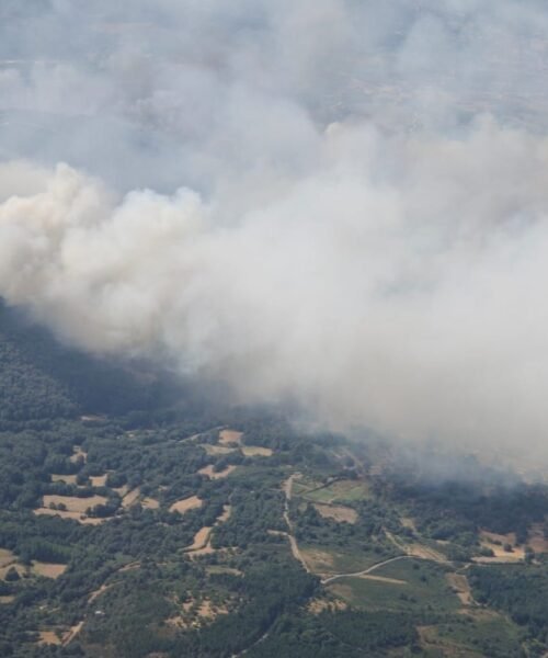 Un incendio avanza sin control en Vilardevós tras quemar 450 hectáreas
