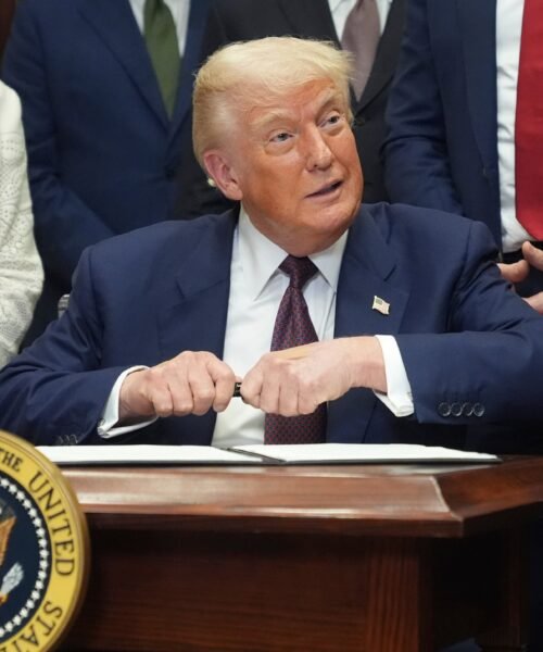 Trump sube el arancel a Canadá del 25% al 35% e impone altos gravámenes a 70 países