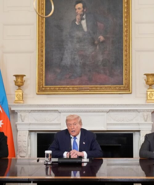 Los líderes de Armenia y Azerbaiyán firman en la Casa Blanca un preacuerdo de paz