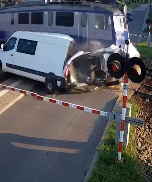 Furgoneta atrapada en cruce ferroviario choca con tren en Polonia