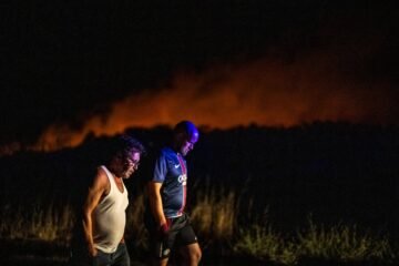 Otros tres incendios en Galicia calcinan 350 hectáreas y obligan a cortar carreteras en Costa da Morte