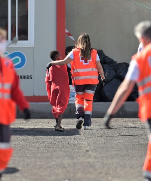 El Gobierno iniciará con ocho menores los traslados de solicitantes de asilo de Canarias a la Península