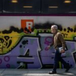 Cuatro detenidos por dibujar un grafiti de siete metros en un tren en El Vendrell (Tarragona) y huir por las vías