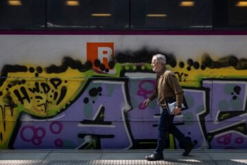 Cuatro detenidos por dibujar un grafiti de siete metros en un tren en El Vendrell (Tarragona) y huir por las vías