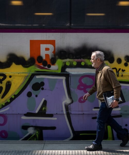 Cuatro detenidos por dibujar un grafiti de siete metros en un tren en El Vendrell (Tarragona) y huir por las vías