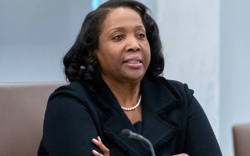 La gobernadora de la Reserva Federal Lisa Cook demanda a Trump por intentar destituirla