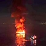 Cuatro personas salen ilesas tras saltar al mar desde una barca incendiada en Roses (Girona)