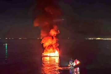 Cuatro personas salen ilesas tras saltar al mar desde una barca incendiada en Roses (Girona)