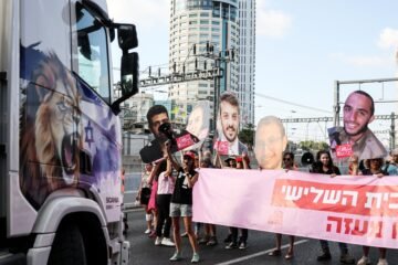 Última hora del conflicto en Oriente Próximo, en directo | Familiares de los rehenes cortan una autopista en Tel Aviv para exigir un acuerdo en Gaza que incluya la vuelta de los cautivos