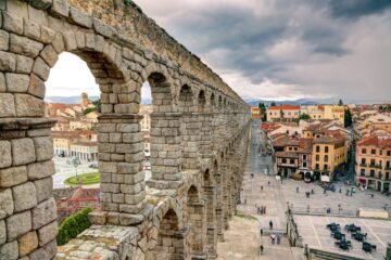 Denunciado un hombre por arrancar una piedra del acueducto de Segovia y tratar de subastarla en Internet