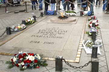 Un detenido por encender un cigarrillo con la llama de un monumento en la tumba de un soldado en el Arco del Triunfo de París