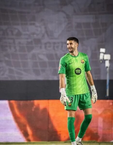 Joan García y su 93% de precisión: así ha explotado el nuevo portero del Barça