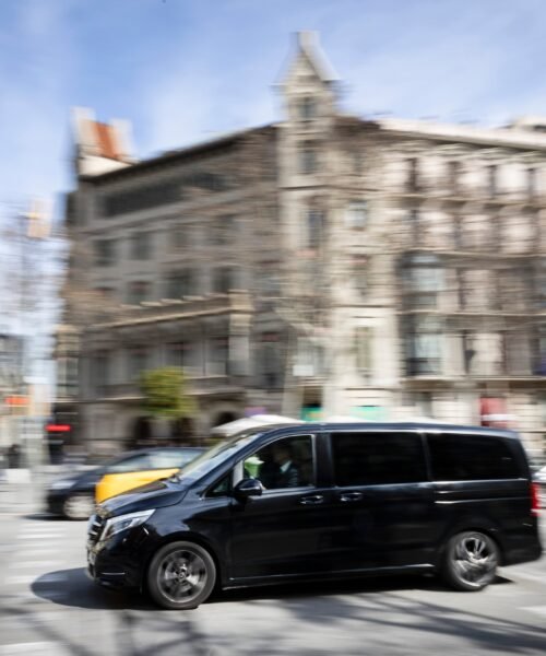 La ley del taxi del Govern comportaría la desaparición de 600 VTC con licencia urbana en el Área Metropolitana de Barcelona