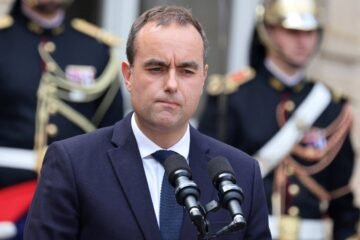 El nuevo primer ministro de Francia comienza a hacer concesiones a los partidos para evitar otra crisis