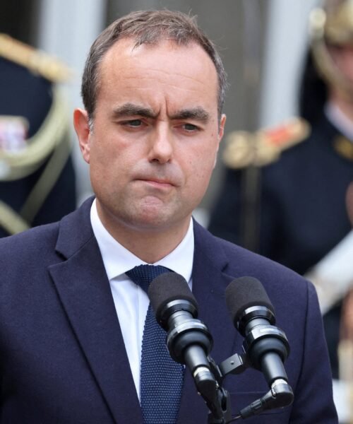 El nuevo primer ministro de Francia comienza a hacer concesiones a los partidos para evitar otra crisis