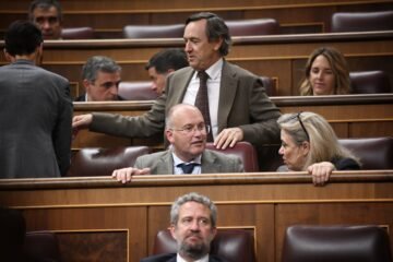 El PP vota con Vox en el Congreso a favor de “restringir la regularización de inmigrantes ilegales a través del arraigo”