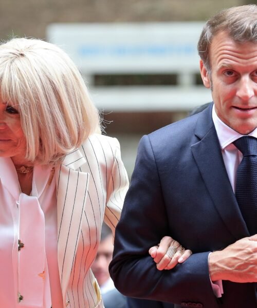 Macron y su esposa presentarán pruebas científicas para demostrar que ella es una mujer