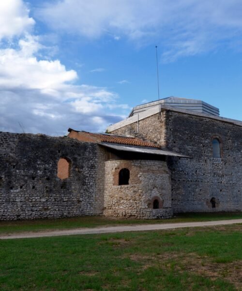 El comandante Asterius y sus soldados se acercan al conjunto arqueológico romano de Centcelles