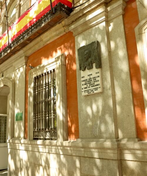 El Ayuntamiento de Madrid reinstala la placa de Largo Caballero que retiró a martillazos