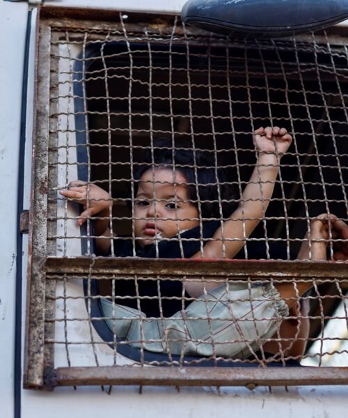 El éxodo de civiles de Ciudad de Gaza tras la ofensiva terrestre de Israel, en imágenes