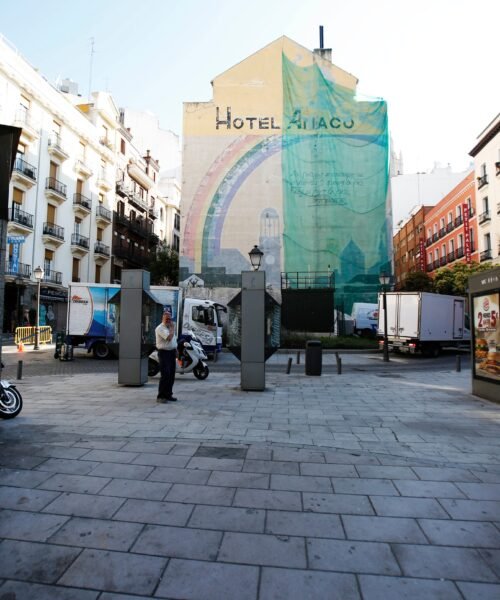 El Ayuntamiento da marcha atrás: el mural por la paz de Tierno Galván se queda