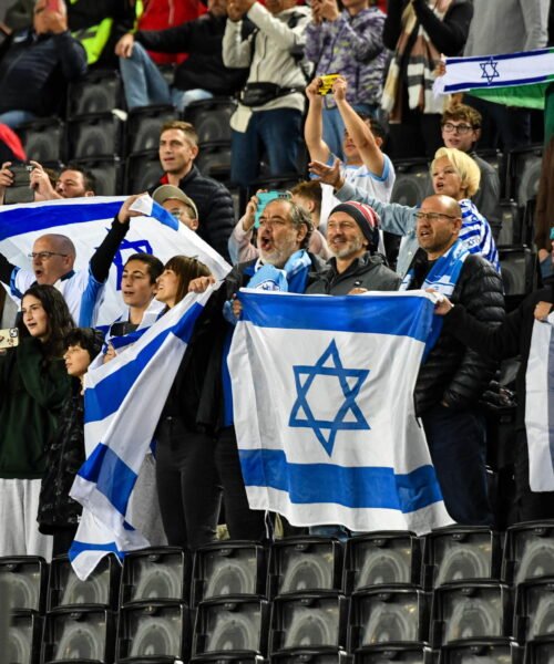 Choques entre manifestantes pro Palestina y policías antes del partido entre Italia e Israel, que se disputó bajo vigilancia de  francotiradores