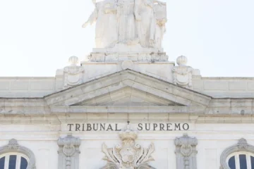 El Supremo tacha de «violencia económica» el impago de pensiones por hijo y prohíbe contarlas para obtener el paro