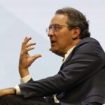 El escritor Juan Gabriel Vásquez: “Las redes han pasado de la esperanza democrática al mayor mecanismo de manipulación colectiva”